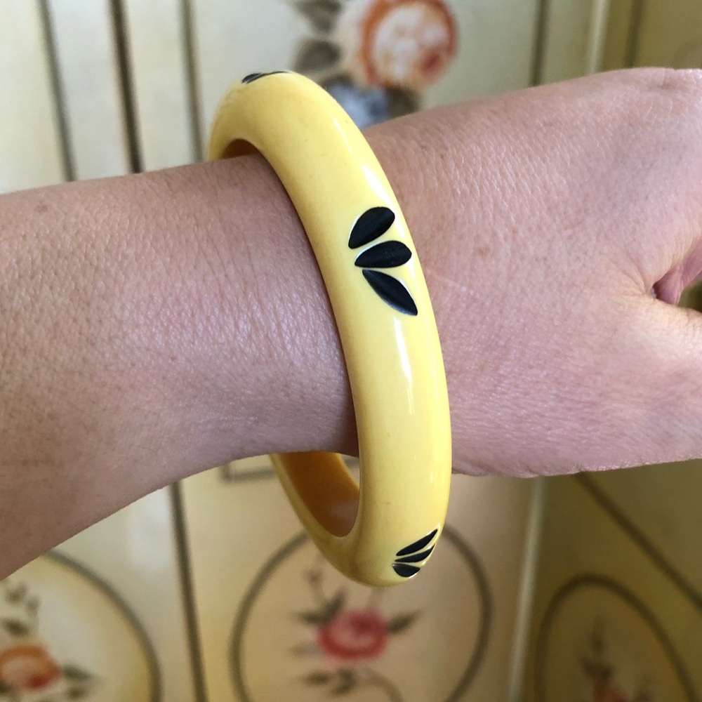 Vintage Butterscotch Carved Bakelite Bangle